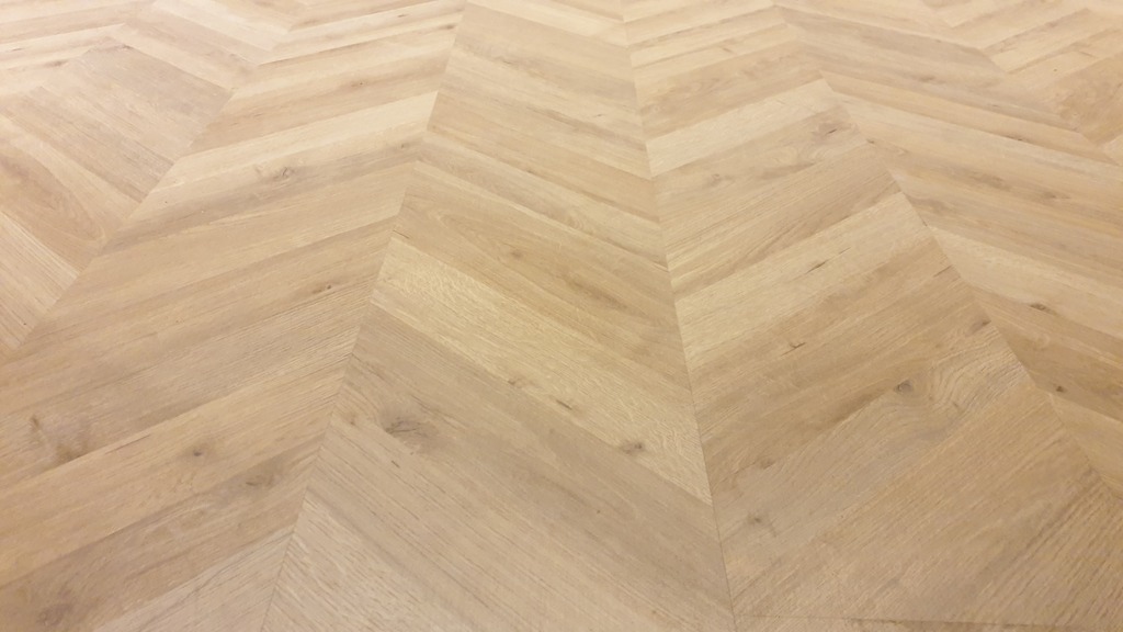 Montaje de parquet laminado de espiga ancha (también conocida como espina de pez)