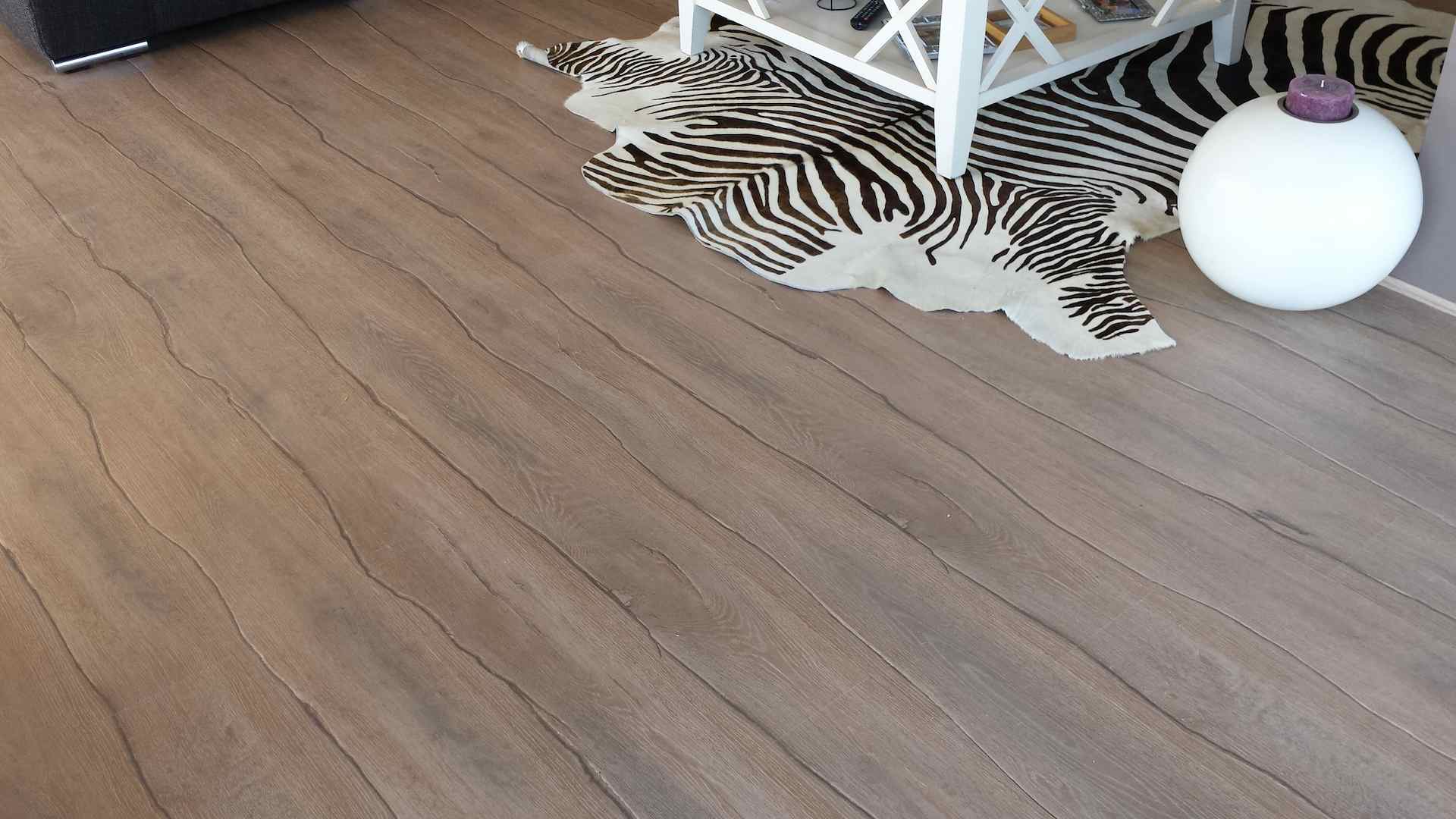 Colocación de parquet curvado Bolefloor de color beige en la planta superior de una casa