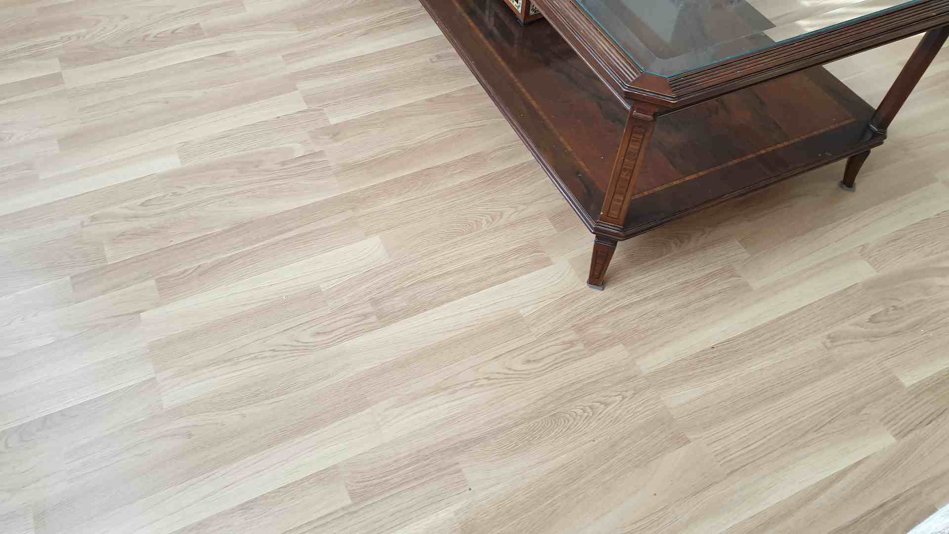 Instalación de parquet natural de madera maciza de haya de calidad en interior