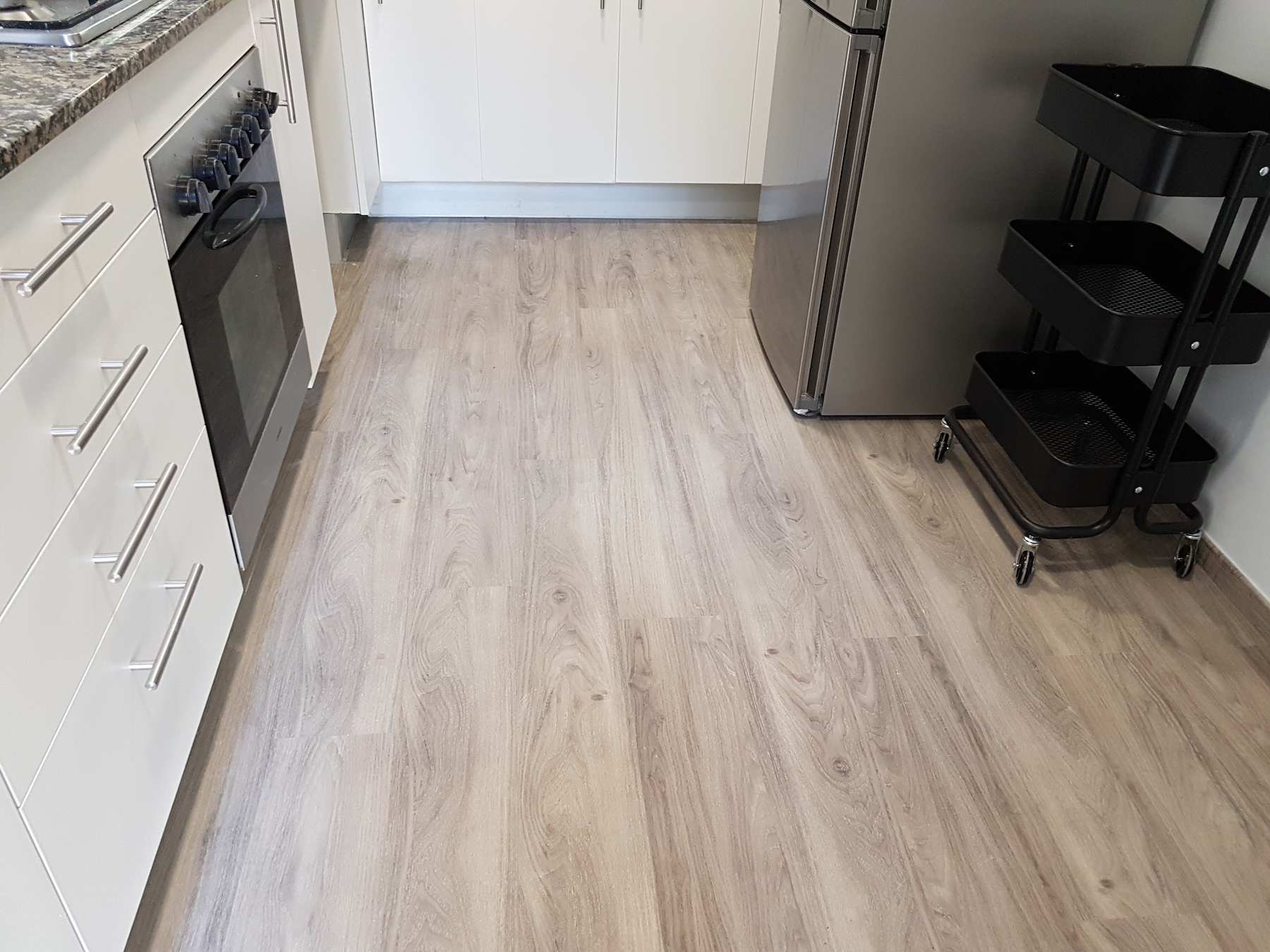 Fácil y rápida instalación de un parquet laminado gris ceniza en un interior en una localidad de Mataró
