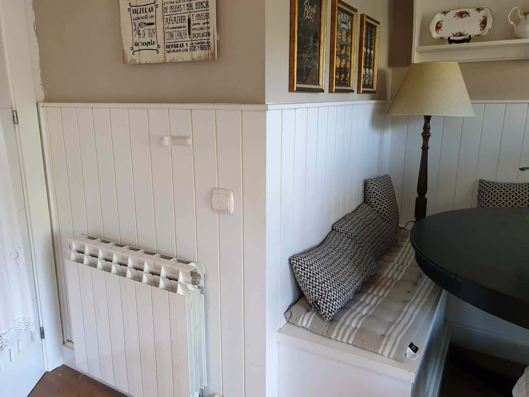 Muestra de cómo el instalador Pintparket puede forrar una pared con friso de madera de color blanco y estilo moderno