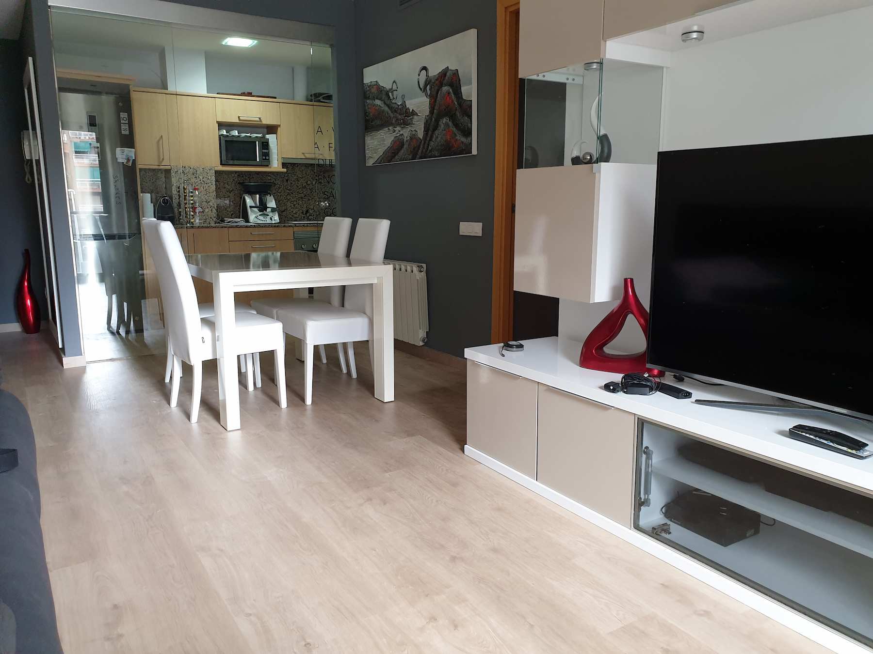 Mantenimiento y limpieza con muebles de un suelo laminado negro de tipo ac6 de gran resistencia