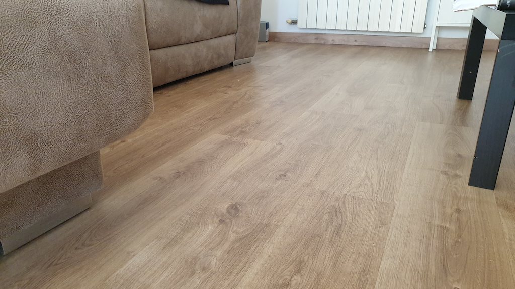 Tarima flotante finfloor roble chic de estilo rústico colocado en el salón de un piso de 70m2