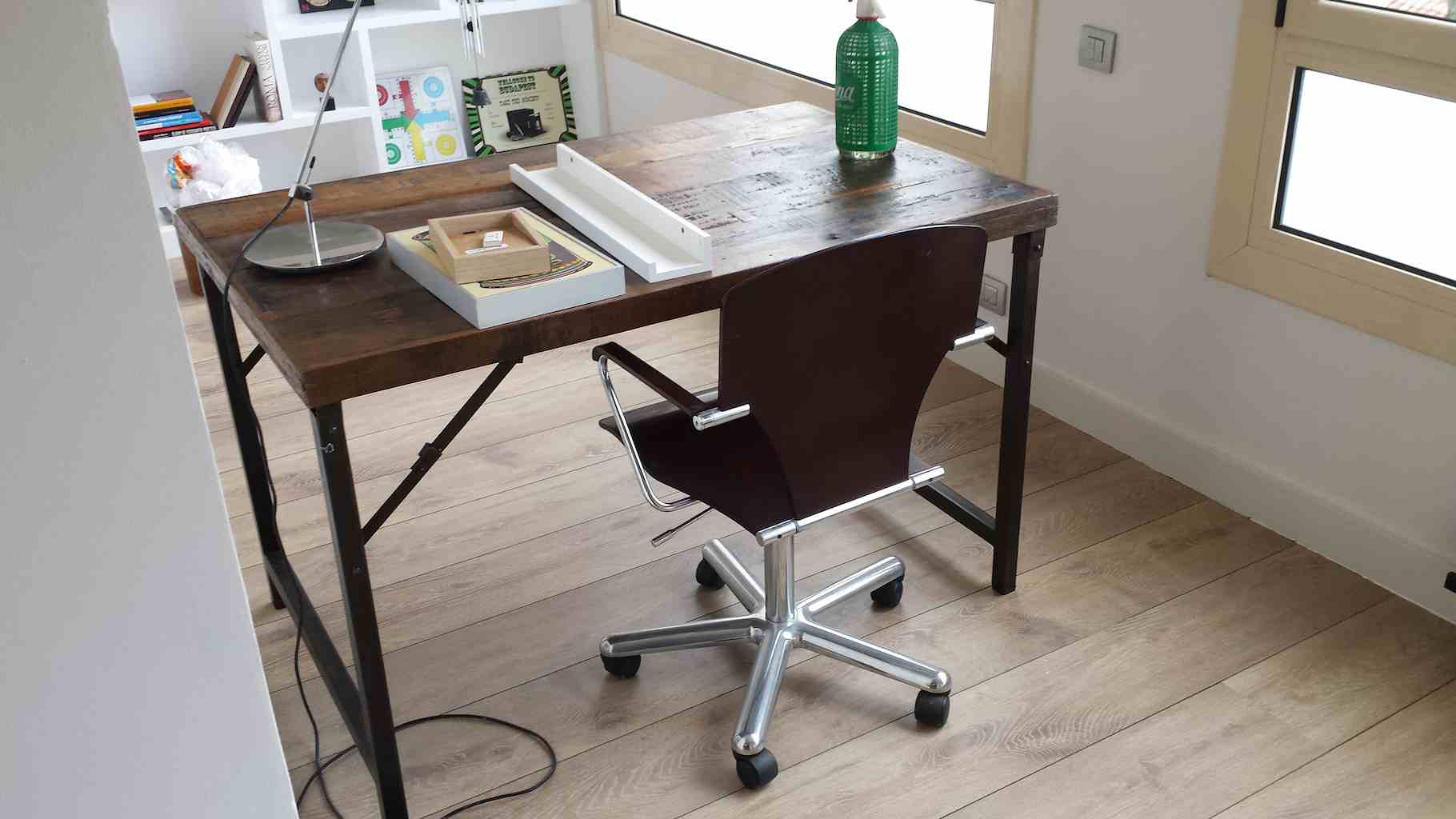 Parquet flotante con lamas largas y estrechas y con bisel colocado en una oficina pequeña