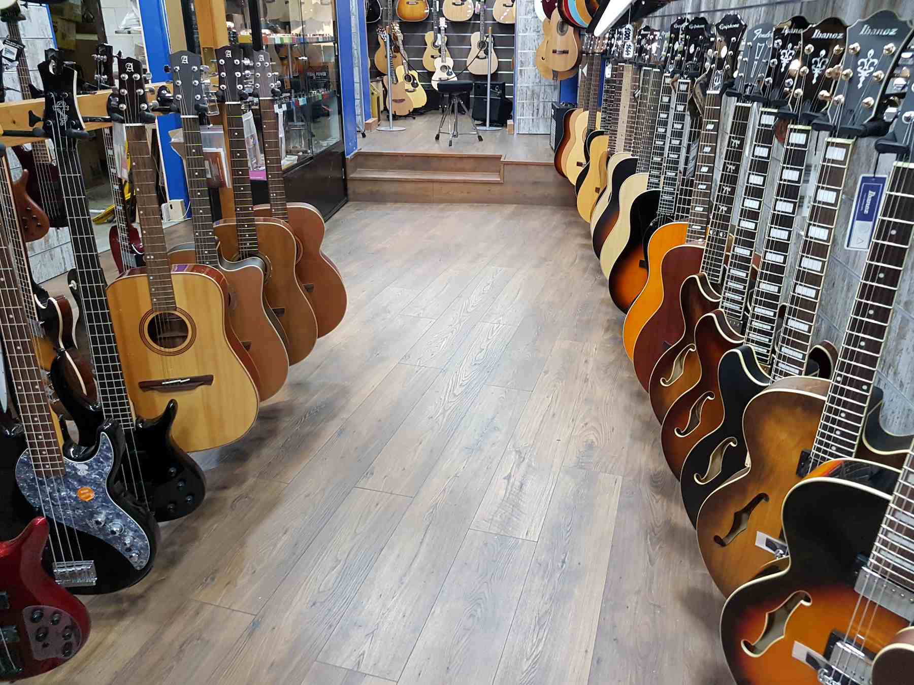 Colocación de suelo laminado finsa finfloor roble banff en un local comercial de musica