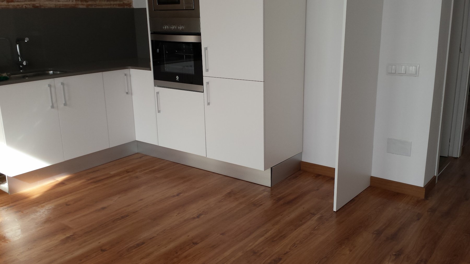 Instalación con muebles de parquet natural económico de color claro en un comedor