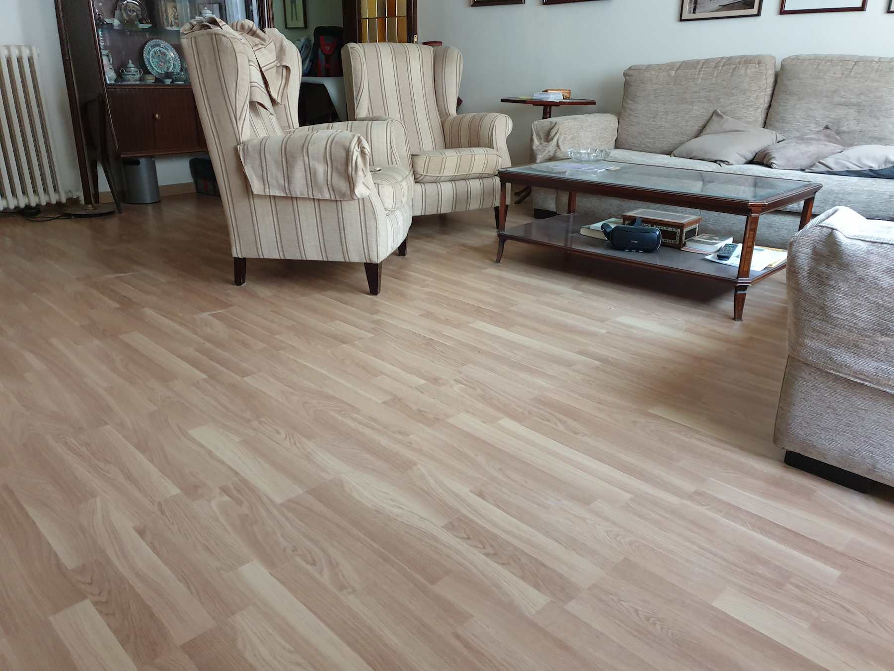 Montaje de parquet sintético waterproof de madera de haya en una cocina moderna