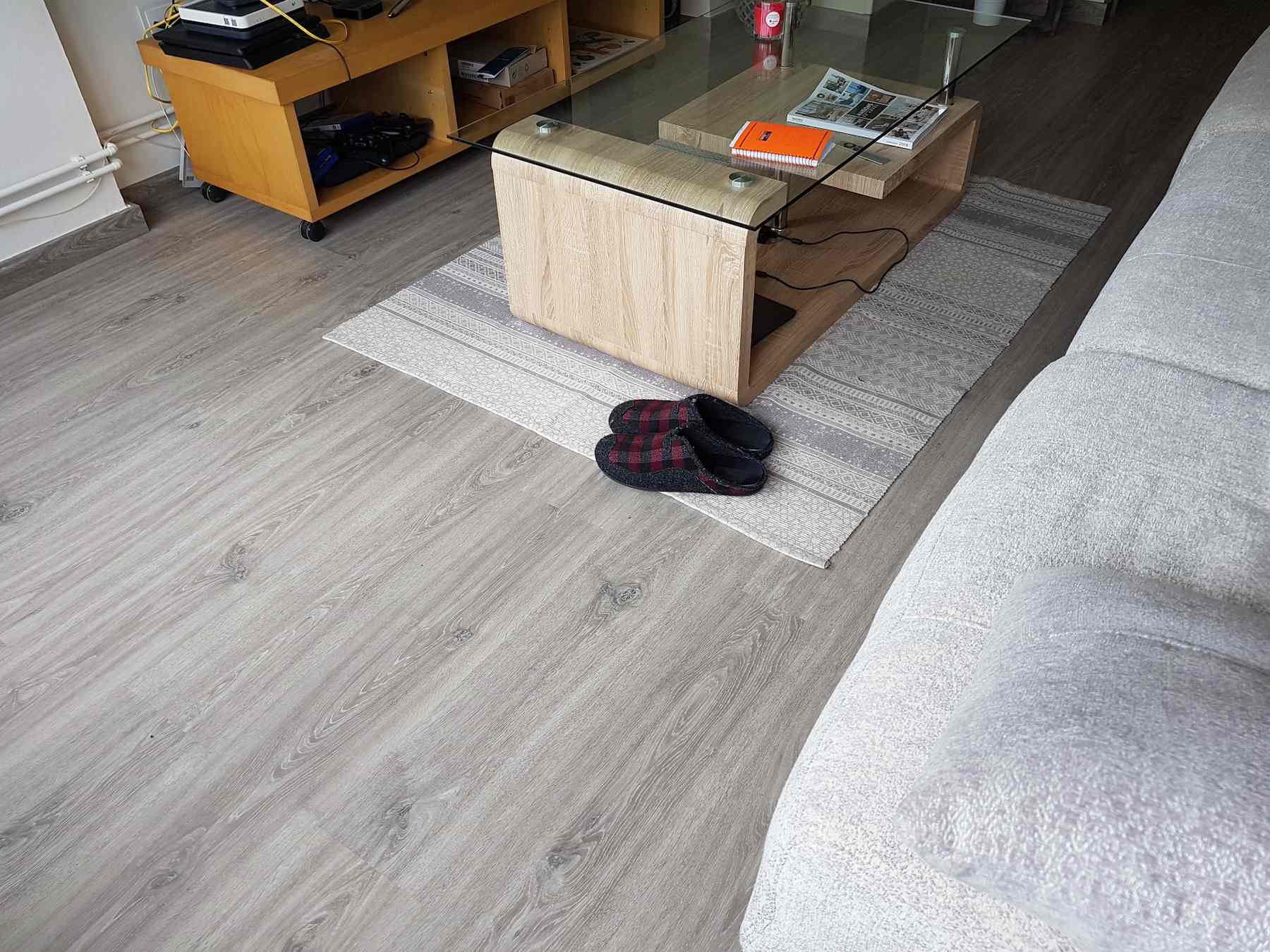 Instalación de la tarima quickstep roble irlandés de color blanco rústico en un dormitorio de bebé