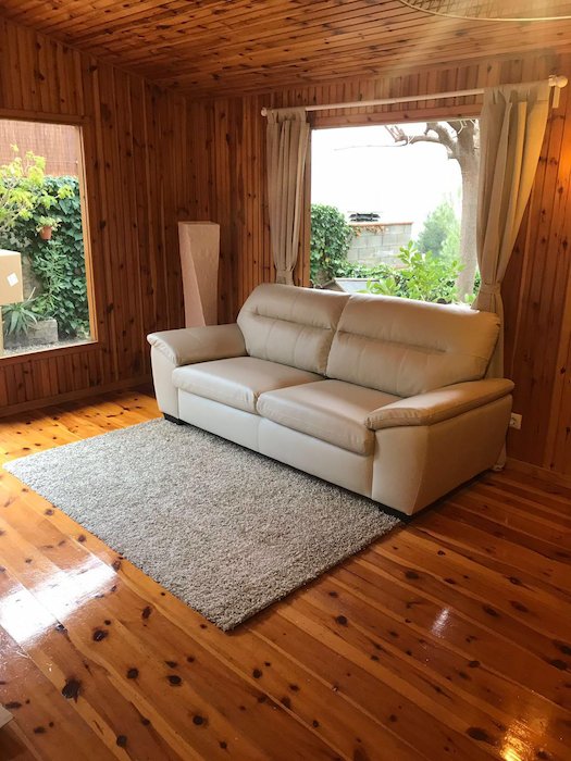 Bungalow recobert completament de parquet de fusta de jatoba i acabat d'envernissar