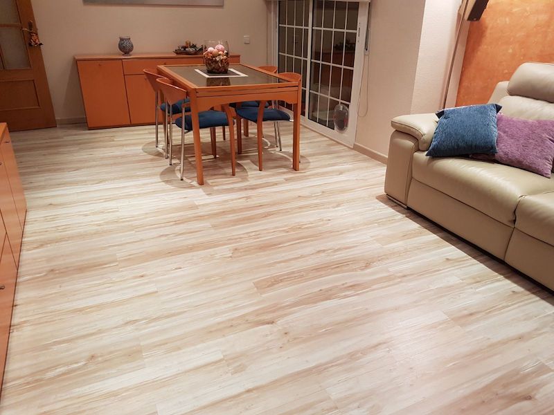 Instal·lació de qualitat de tarima natural blanca en un menjador per part de l'instal·lador de parquet Pintparket