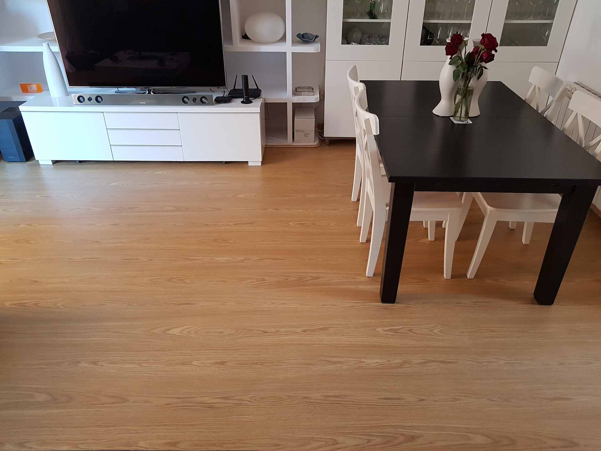 Montaje barato de parquet laminado purefloor de madera de roble claro en el interior de un piso