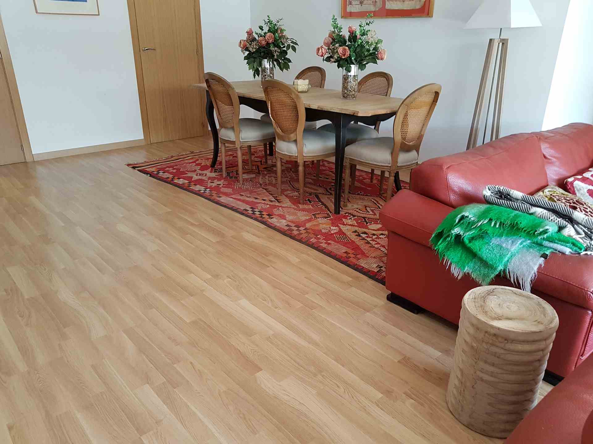 Mantenimiento de calidad de madera natural parador de color claro en Barcelona