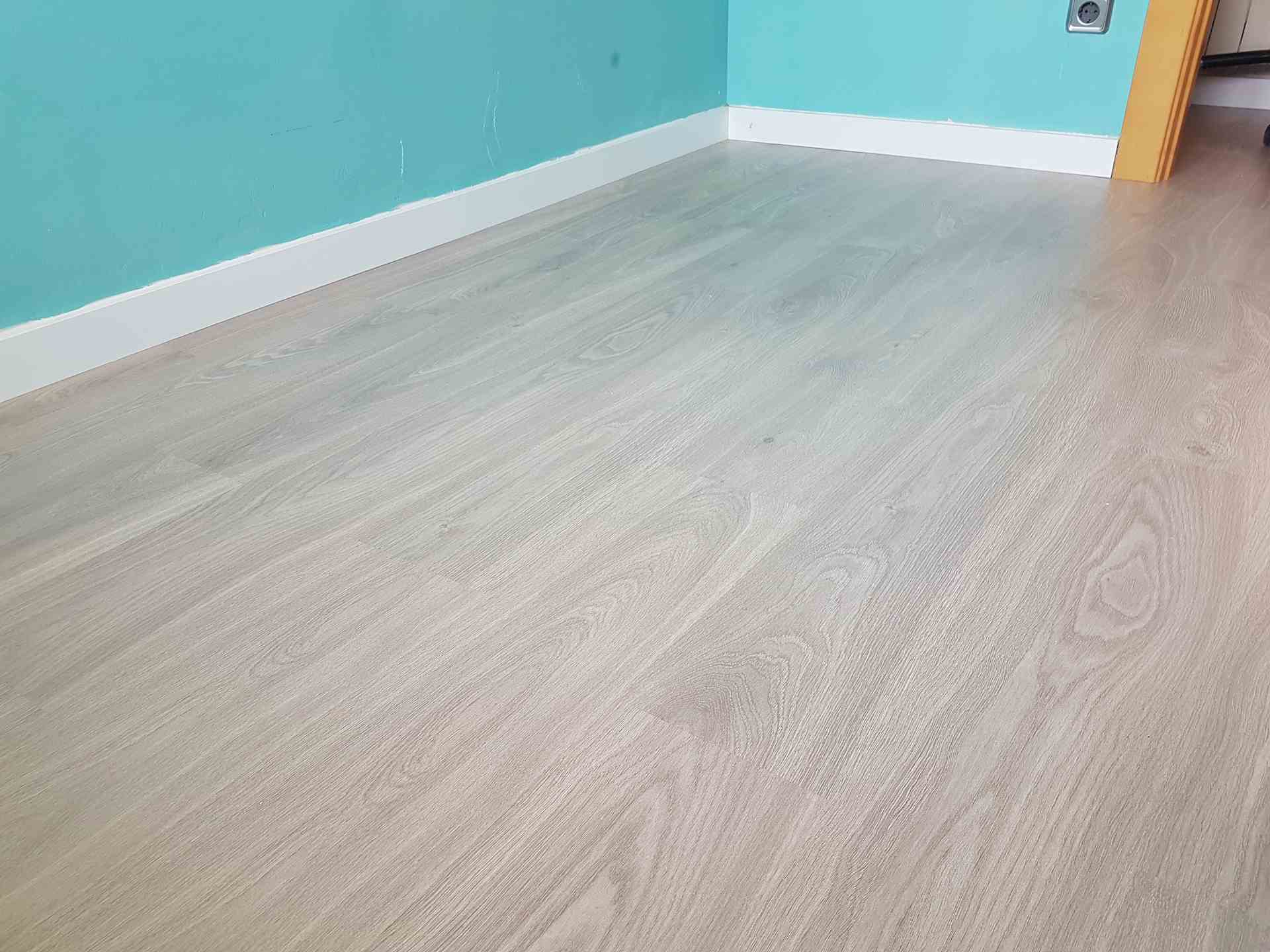 Colocación de suelo laminado finsa roble chic antiestático de madera de roble y de color gris claro