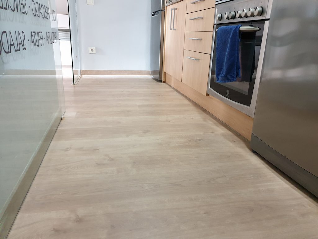 Cómo colocar parquet o suelo laminado en cocina o baños?