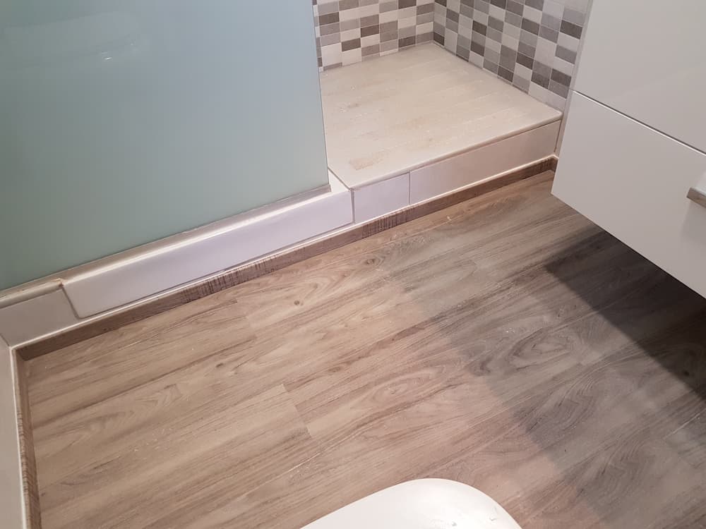 Es buena idea poner un suelo de madera en el cuarto de baño?