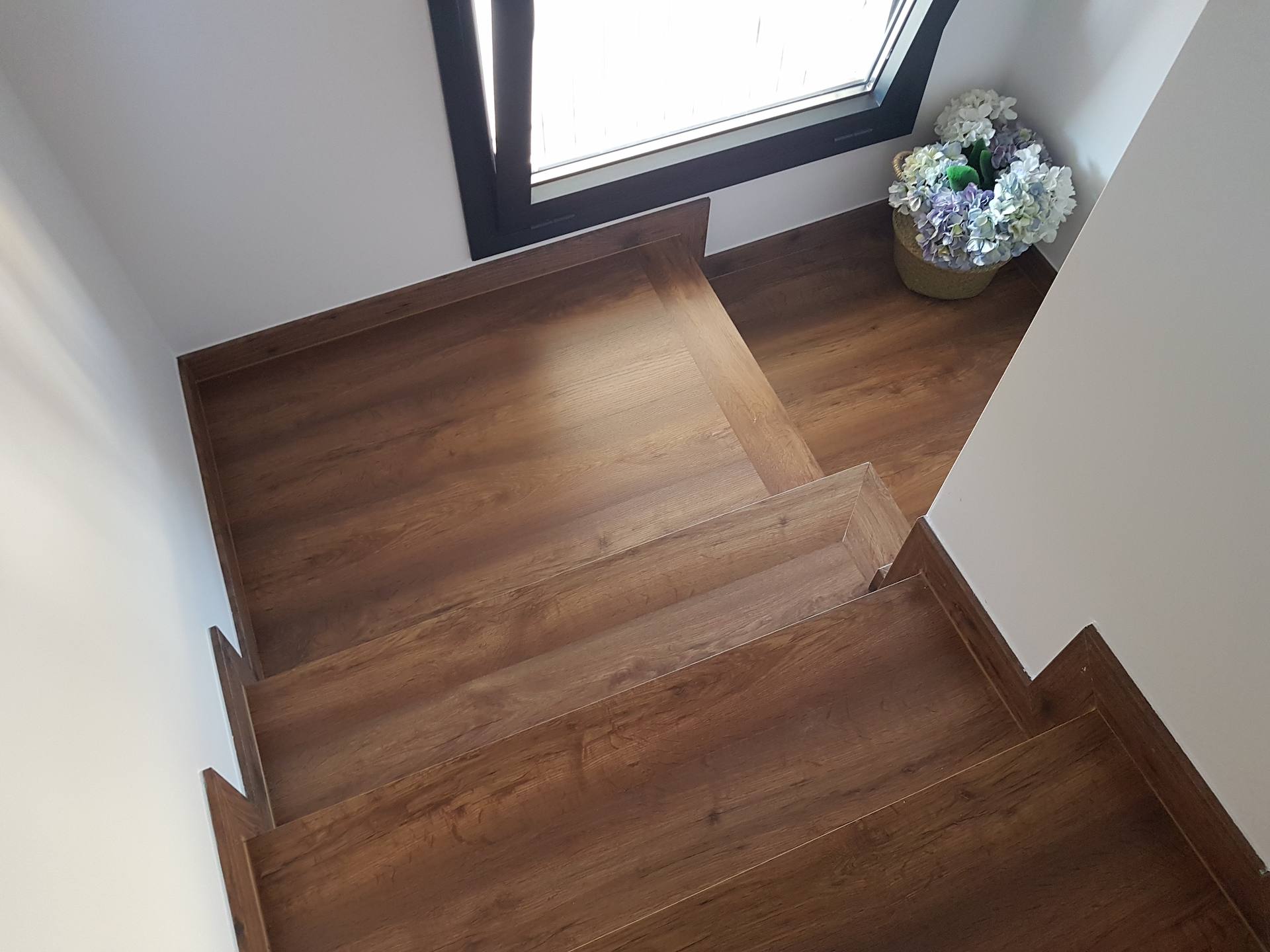 Rodapiés en blanco para tu suelo de parquet, tarima o laminado