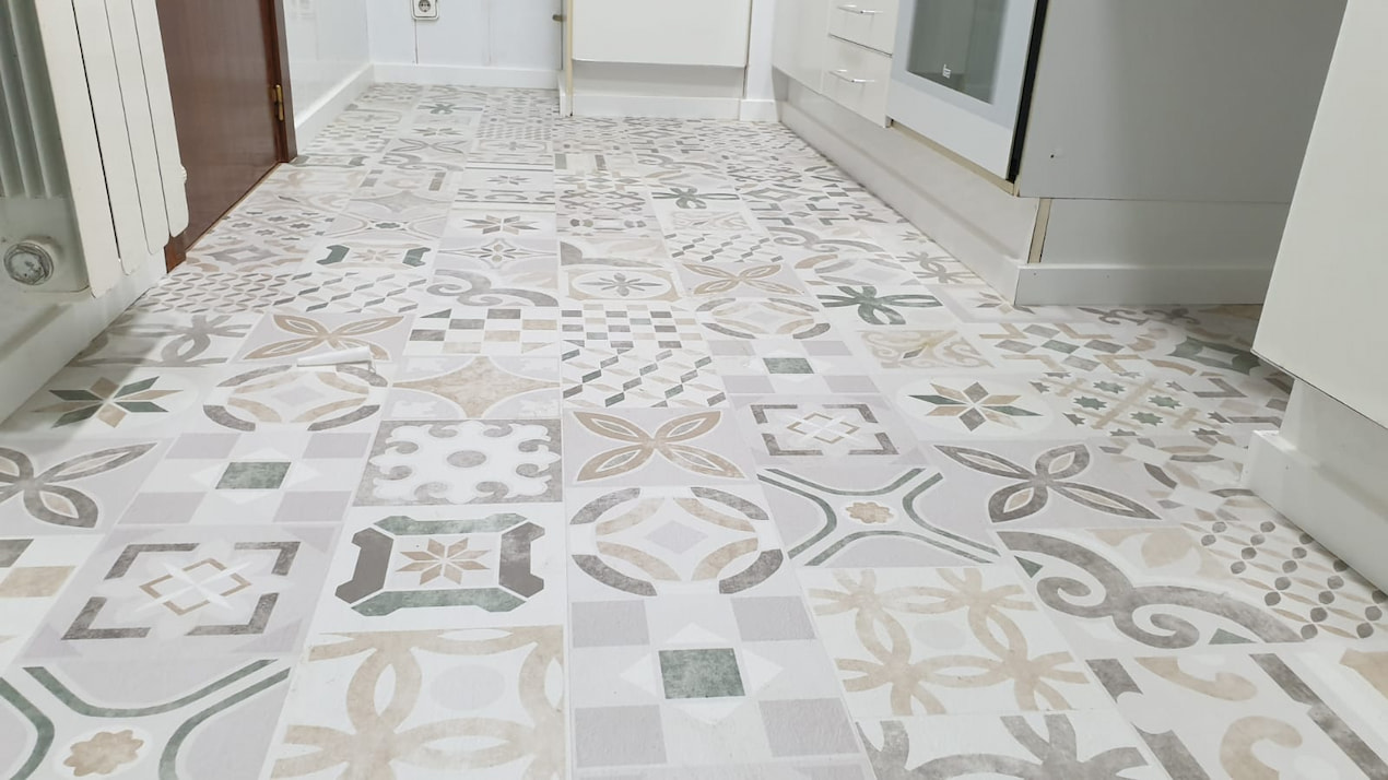 Conjunto de patrones en un suelo vinílico de cocina resistente al agua
