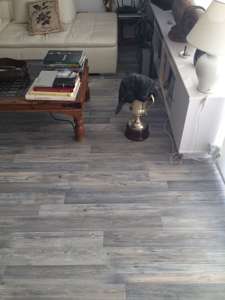 Instalación de tarima flotante de la marca finsa finfloor original en un piso con muebles