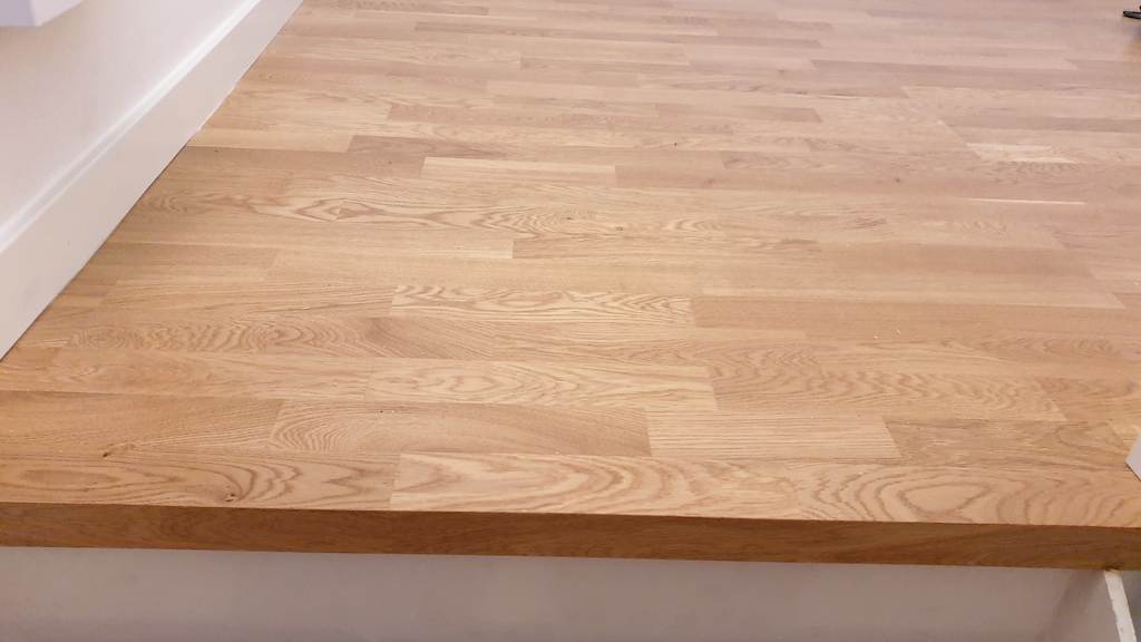 Instalación y mantenimiento de una tarima tecnológica de madera de ipe para colocar en piscinas