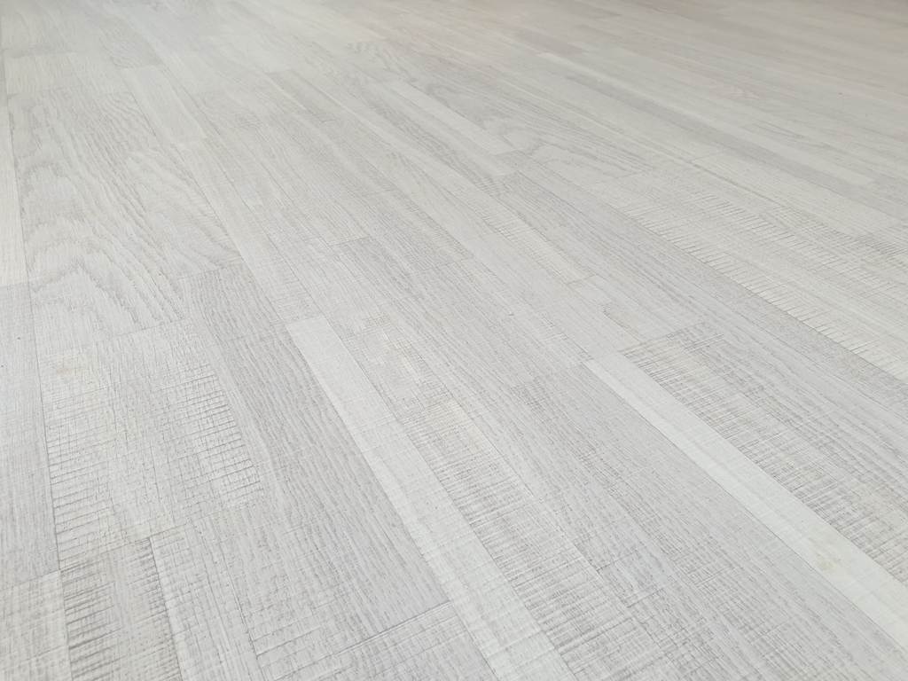 Colocación de parquet de calidad de la marca Parador de color gris claro sin bisel en Badalona