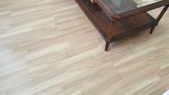 Instalación de parquet natural de madera maciza de haya de calidad en interior