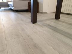 Parquet Finsa 12 mm con bisel a cuatro lados colocado en interior