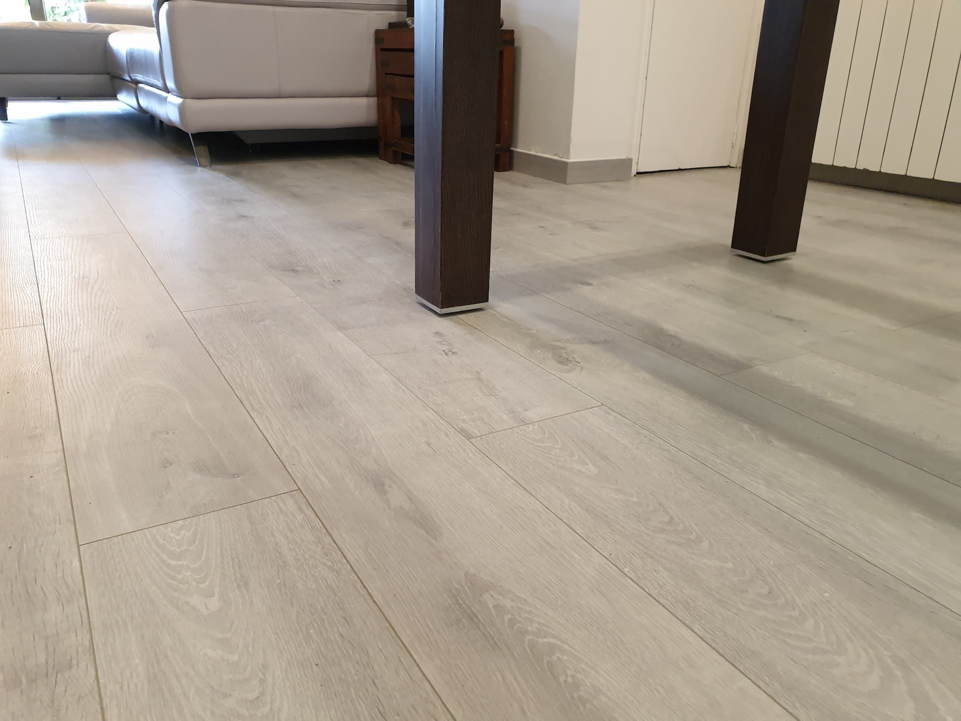 parquet laminado ac5 resistente al agua colocado en un comedor de una casa en Barcelona