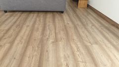 La empresa Pintparket coloca un parquet laminado AC4 de estilo rústico con rodapié a Mataró