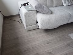 Instalación de un suelo laminado gris oscuro en un comedor moderno de un piso de Hospitalet