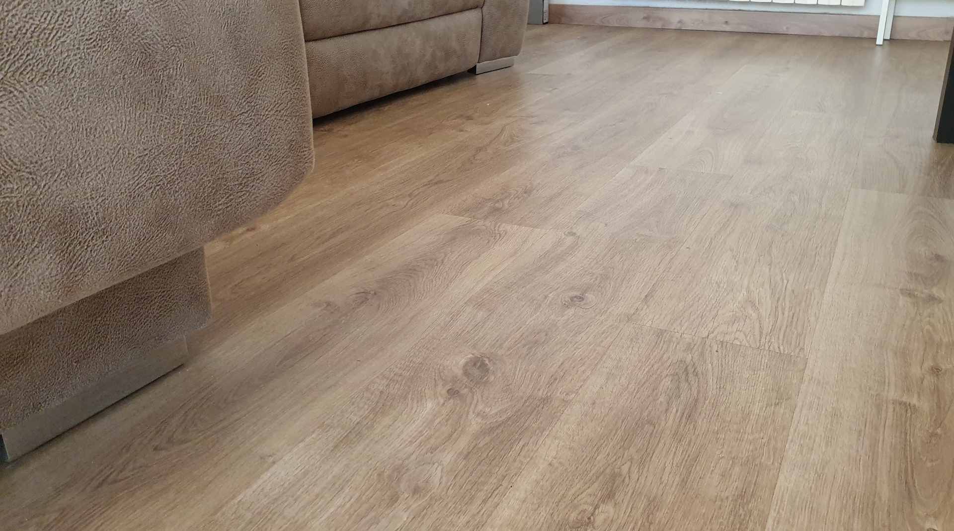Tarima flotante finfloor roble chic de estilo rústico colocado en el salón de un piso de 70m2