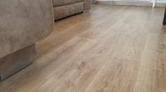 Montaje de parquet laminado Finsa del catálogo Finfloor roble retro en un piso de 90m2