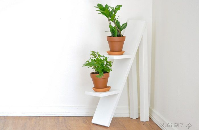 estanteria de fusta blanca feta a partir de les fustes de parquet sintètic