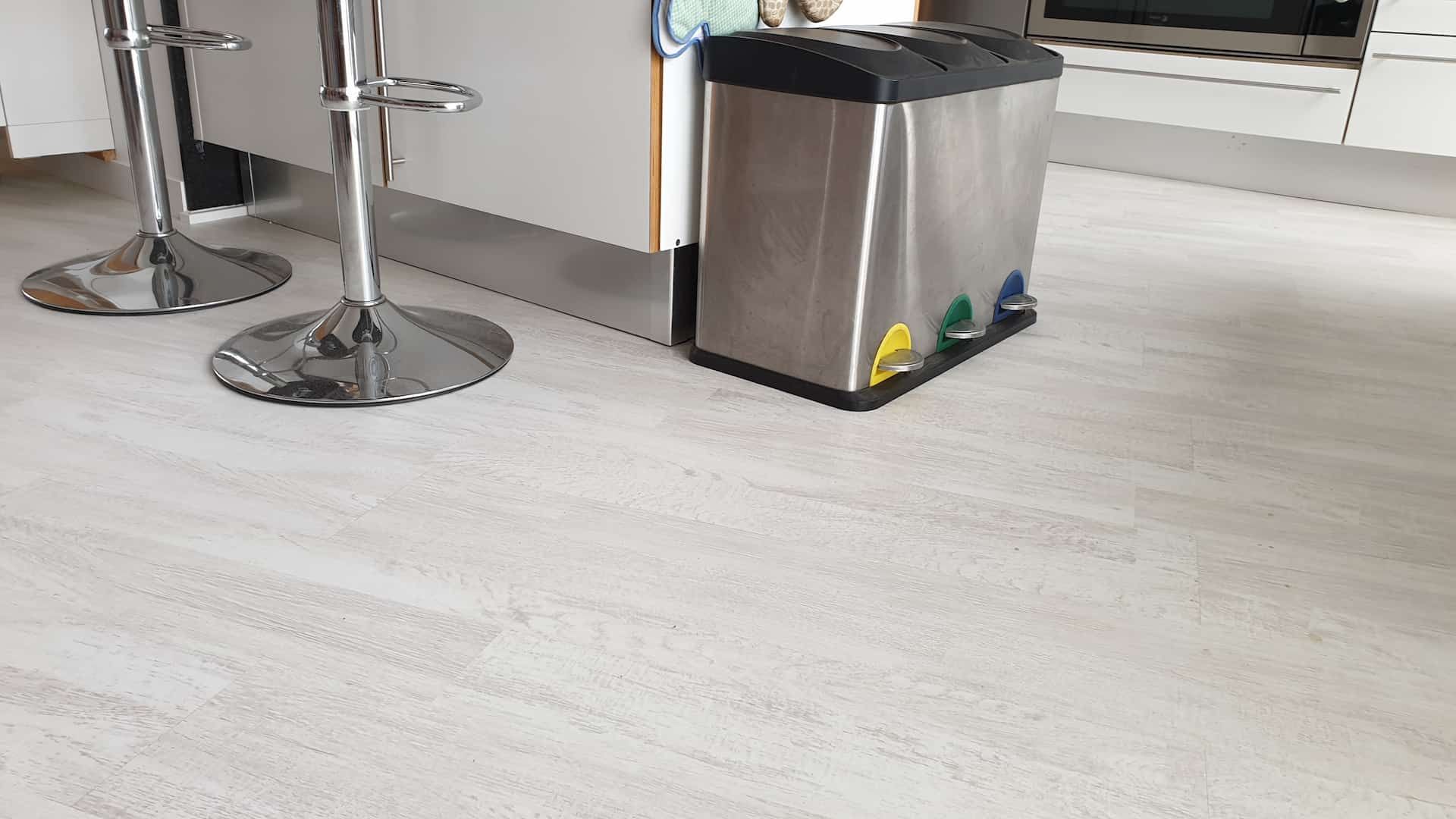 parquet laminado ac4 hidrófugo instalado en una cocina con una correcta limpieza y mantenimiento diario