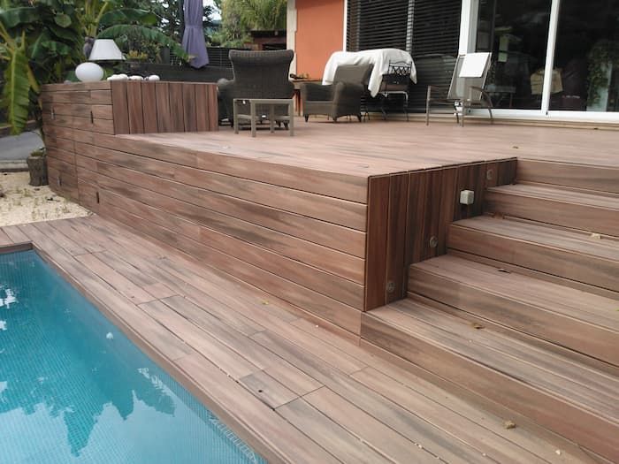 fusta exterior colocada en una terrassa amb piscina