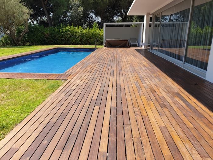 fusta sintètica hidròfuga per a jardins i terrasses