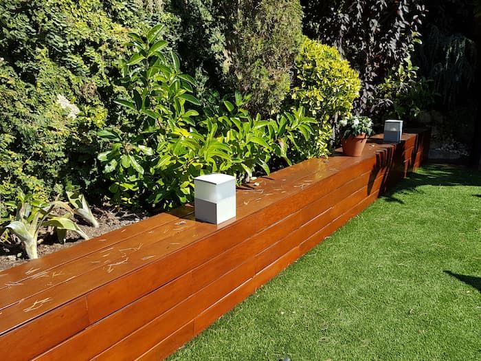 Tratamiento de tarima de Ipe para frisos exteriores en jardín
