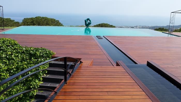 Tratamiento de suelo de madera exterior en terraza con piscina