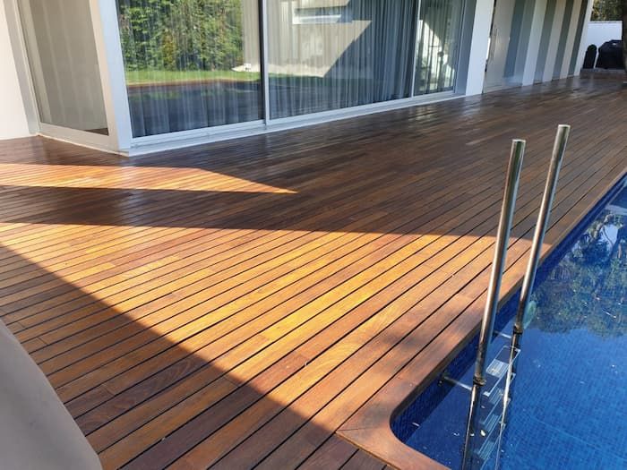 Instalación y mantenimiento de tarima exterior para piscinas