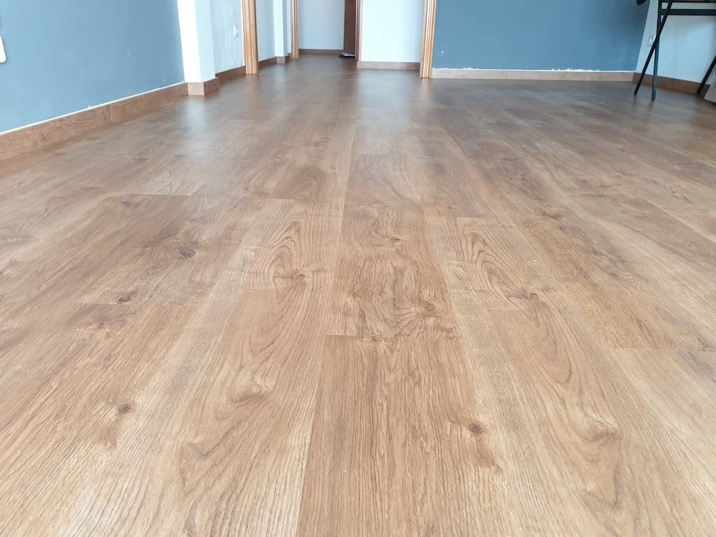 parquet natural amb la capacitat de ser acoltellat i envernissat per al seu manteniment