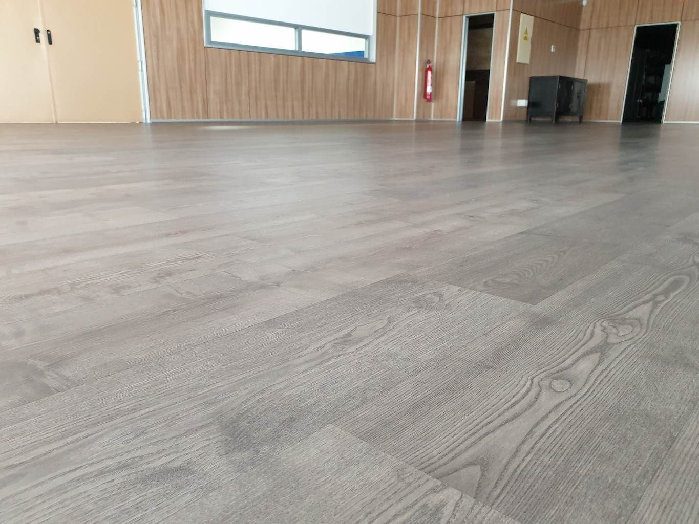 Com posar tarima sintètica de resistència AC6 de color gris cendra en una nau industrial d'ús intensiu