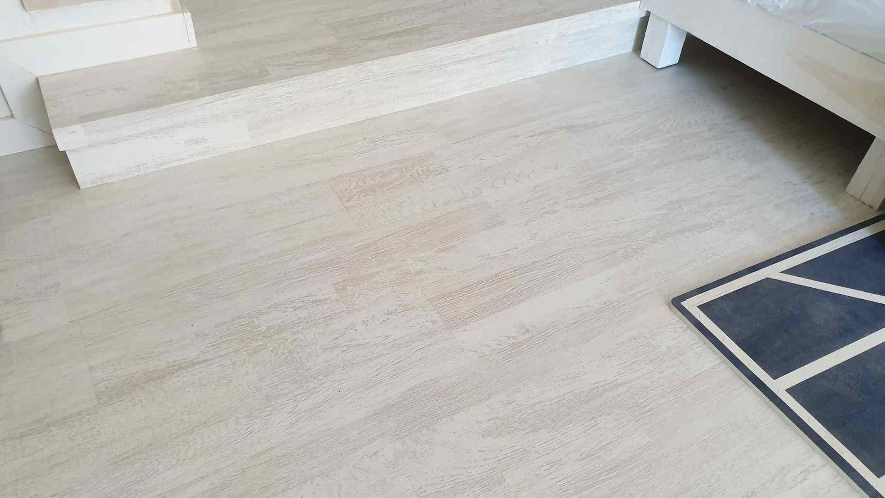 Mostra de com instal·lar parquet laminat antihumitat de color blanc en tendència de la marca Faus