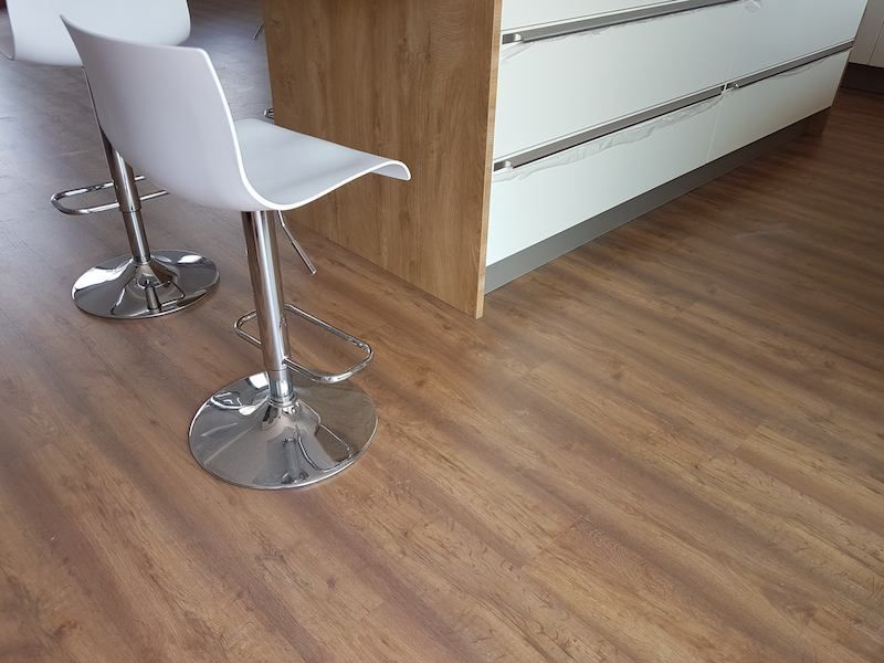 Col·locació de terra laminat Finfloor AC5 roure Banff d'estil rústic a un local comercial de Barcelona