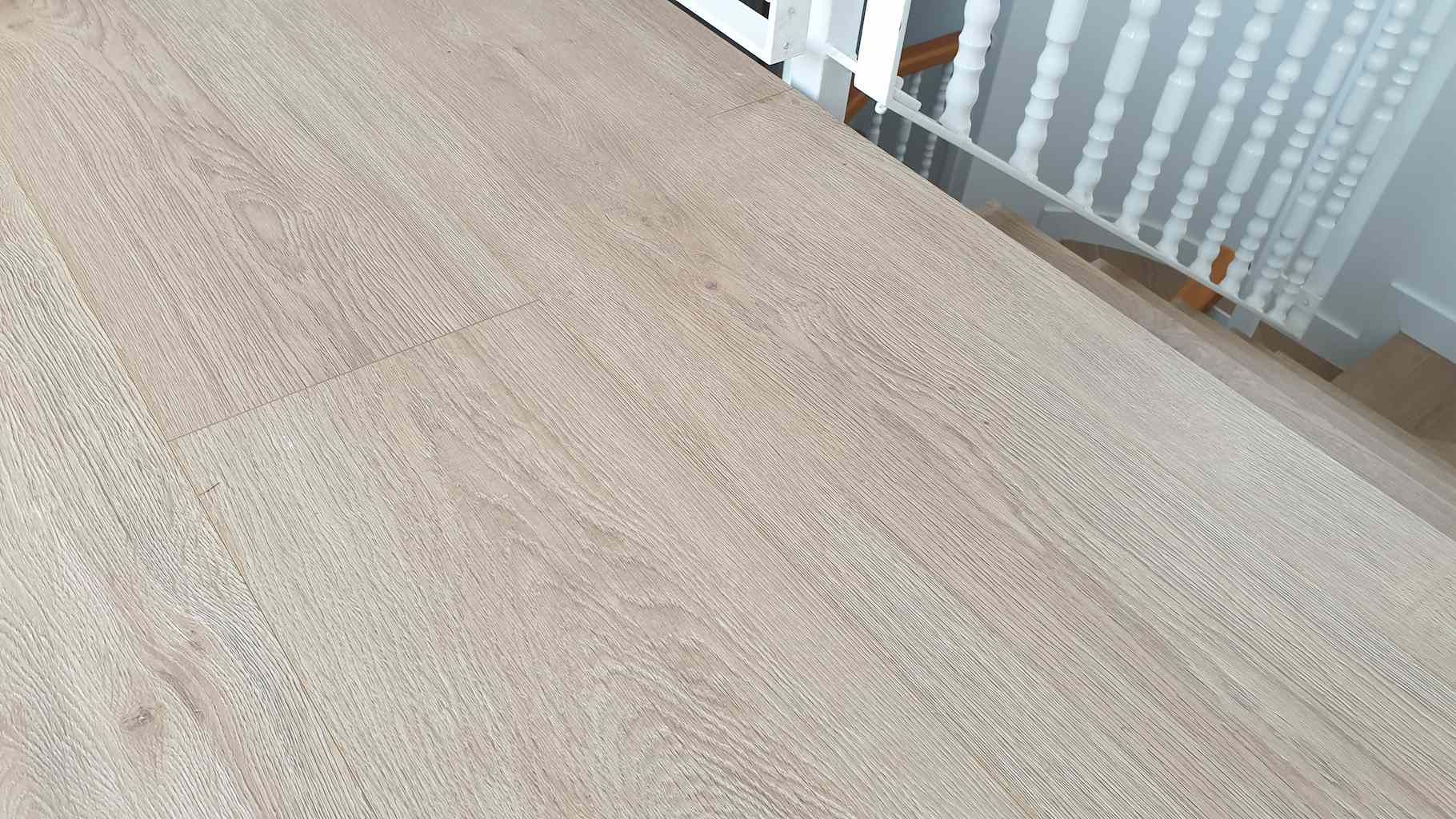 Projecte de l'instal·lador Pintparket on col·loca parquet Finsa roure chic de resistència AC6 a un pis amb escales