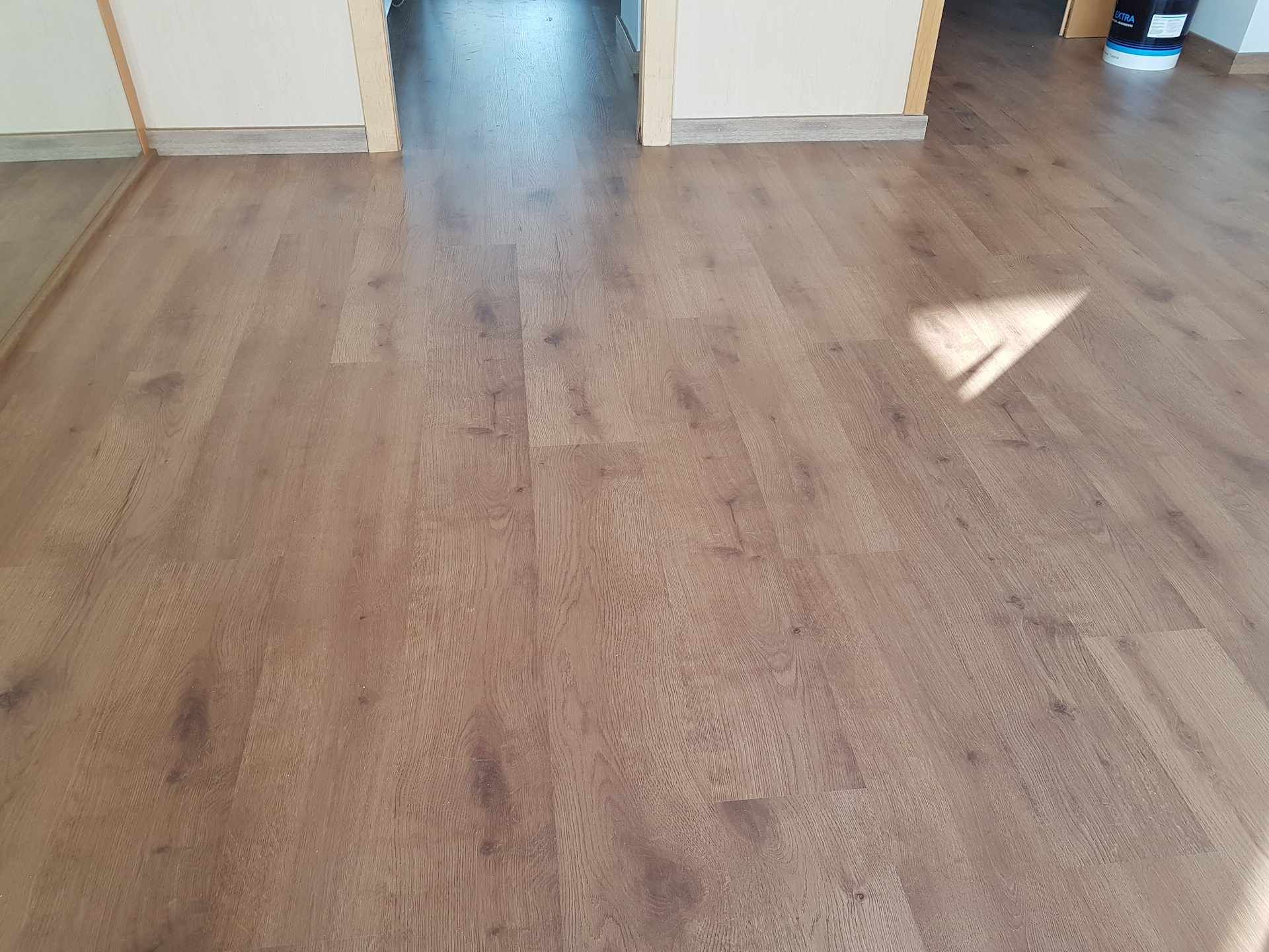 Mostra d'una instal·lació de parquet laminat Finsa Finfloor roure retro per part de l'equip de Pintparket