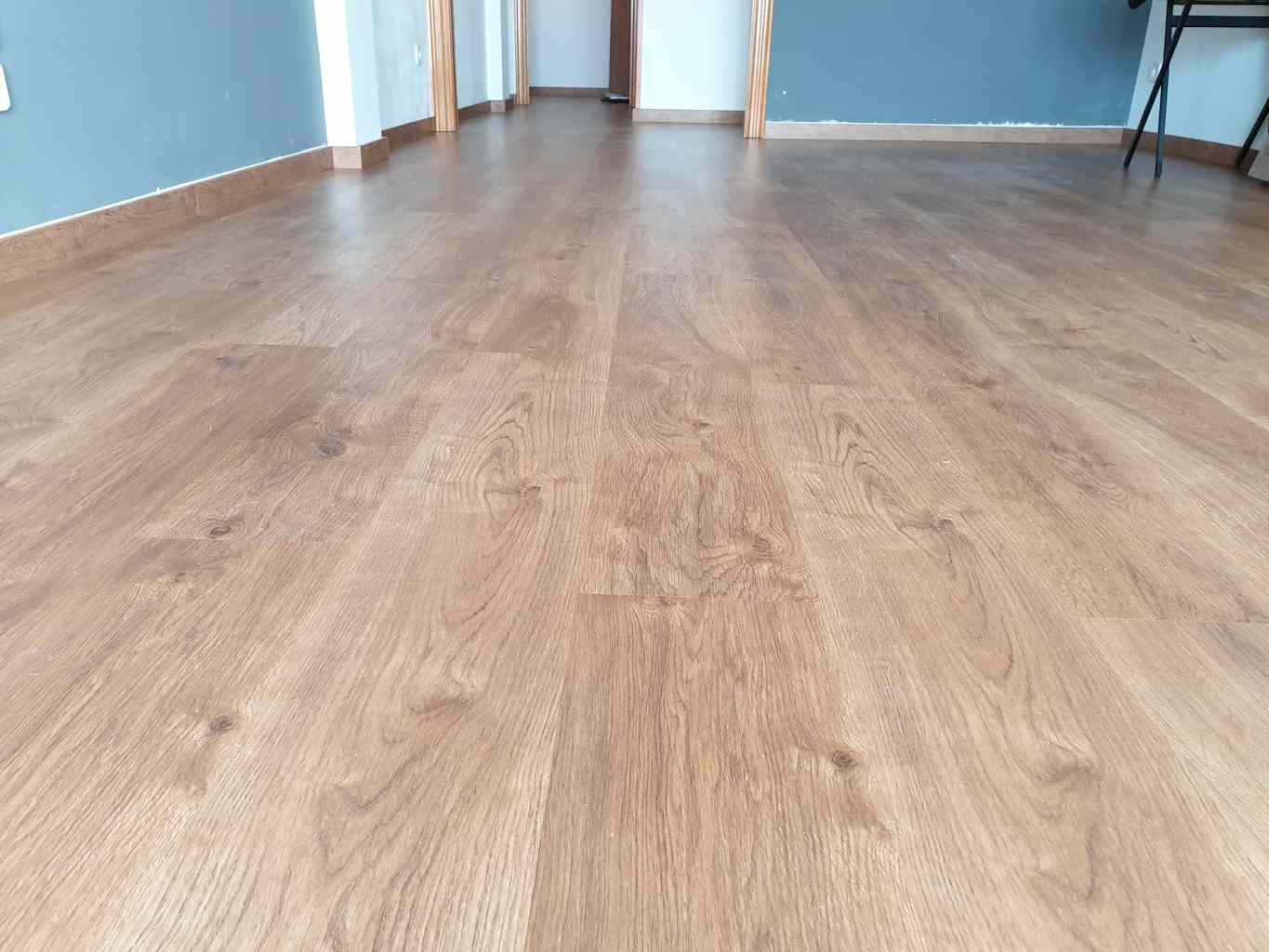 Col·locació de parquet sintètic econòmic de tons càlids en un dormitori infantil a Montgat