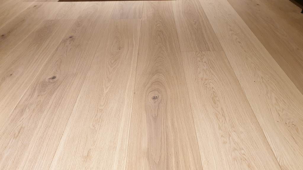 Instal·lació de terra laminat Quick Step Impressive Waterproof de resistència AC5 i d'estil rústic amb tons clars