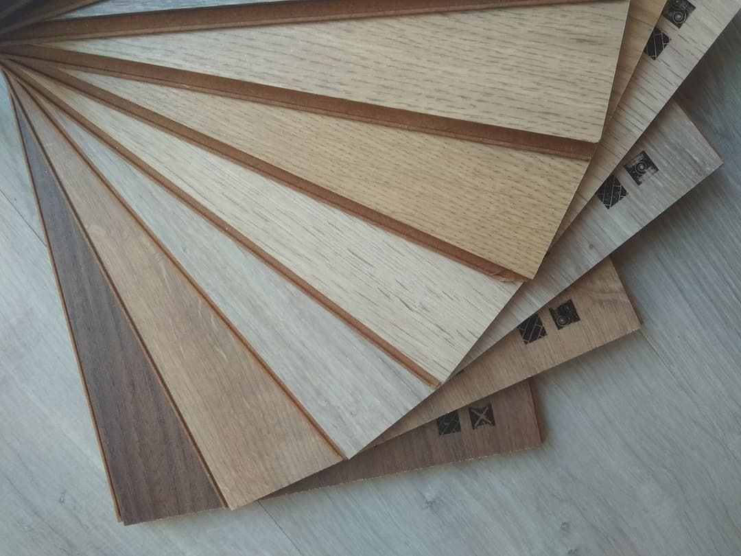mostruario de diferentes tipos de tarima laminada apta para perros