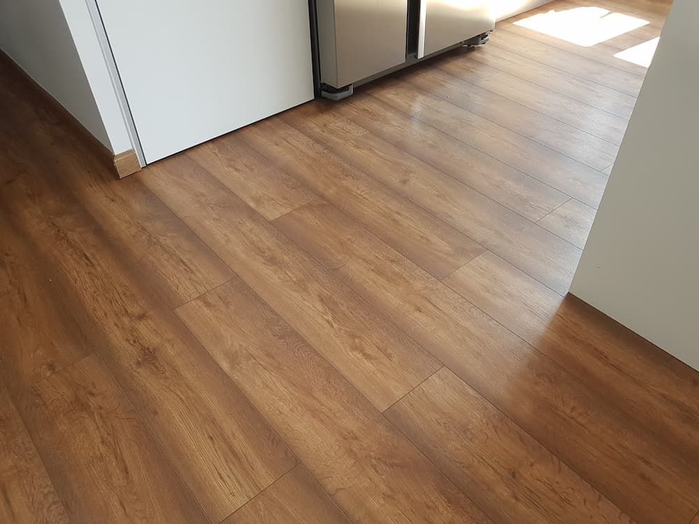 parquet instal·lat en una cuina amb bisell tipus v2