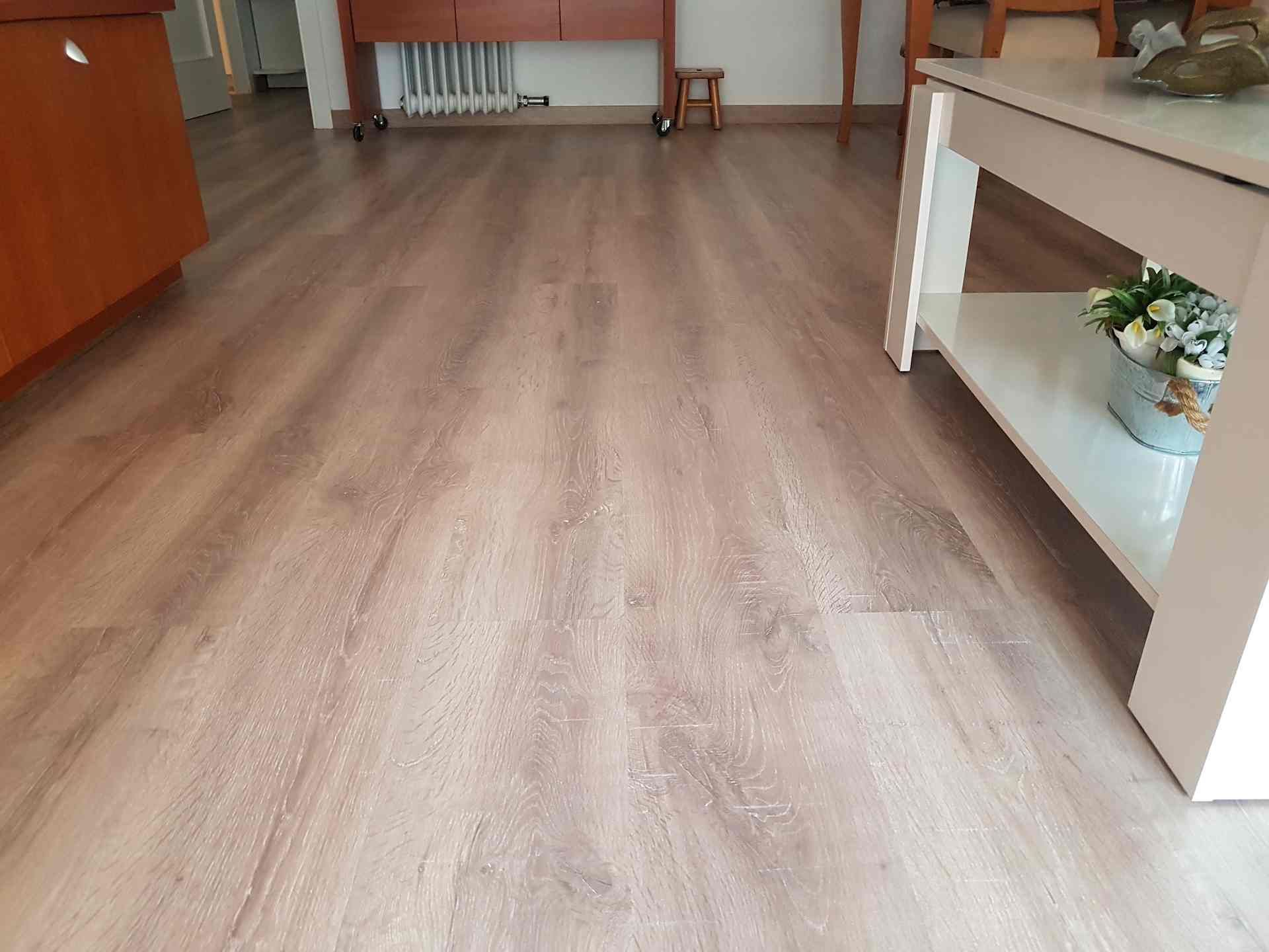 Col·locació de tarima sintètica del catàleg de parquet quick step majestic en un menjador