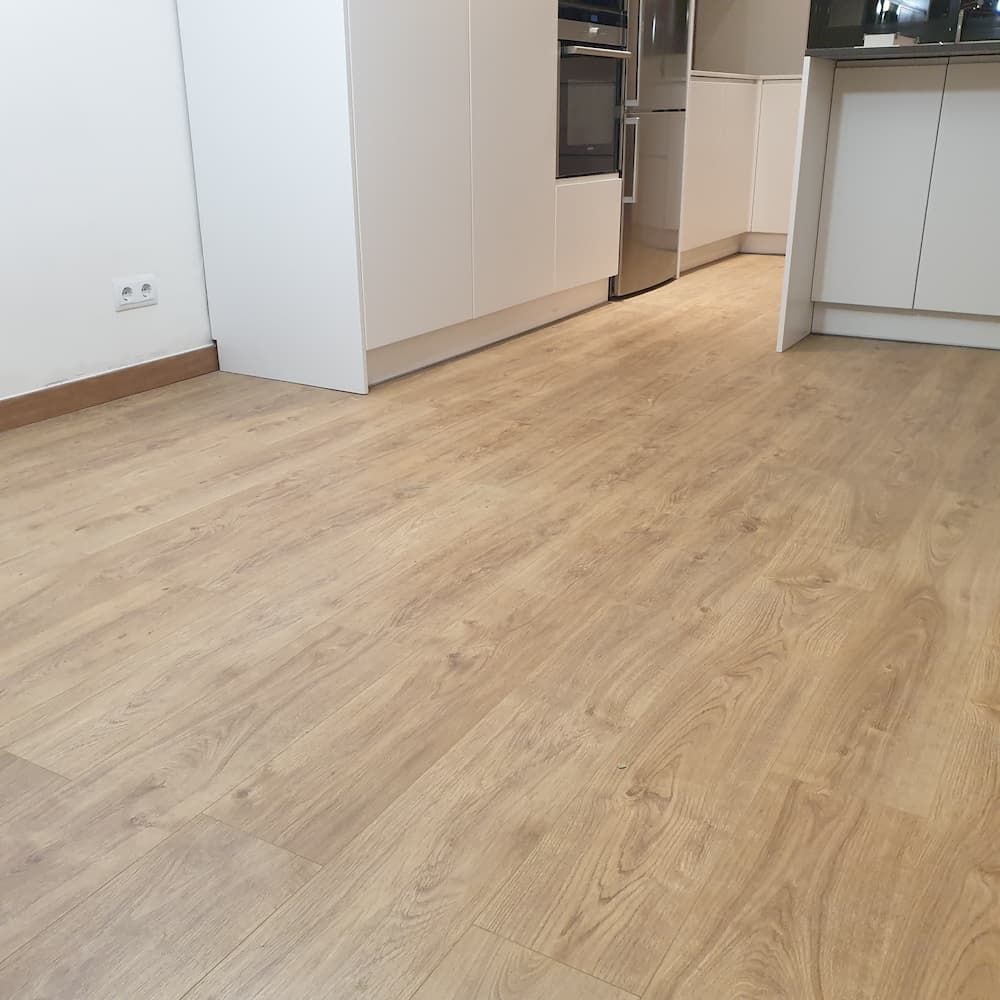 parquet laminat amb bisell als quatre costats de color clar